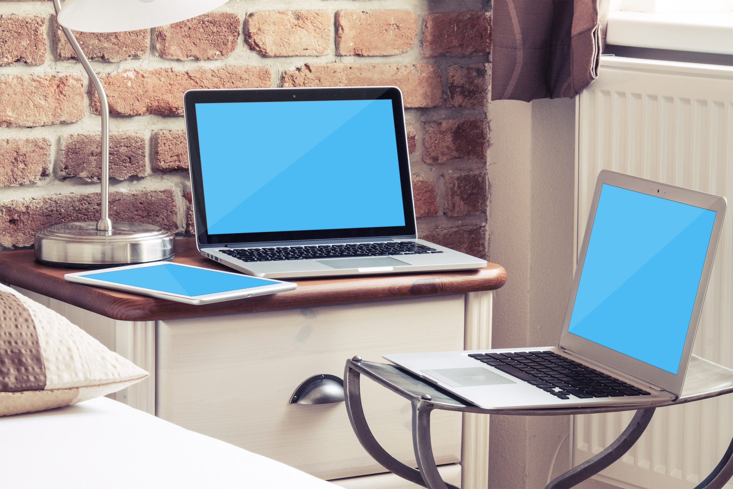 موکاپ لپتاپ روی میز