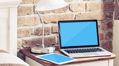 موکاپ لپ تاپ روی میز