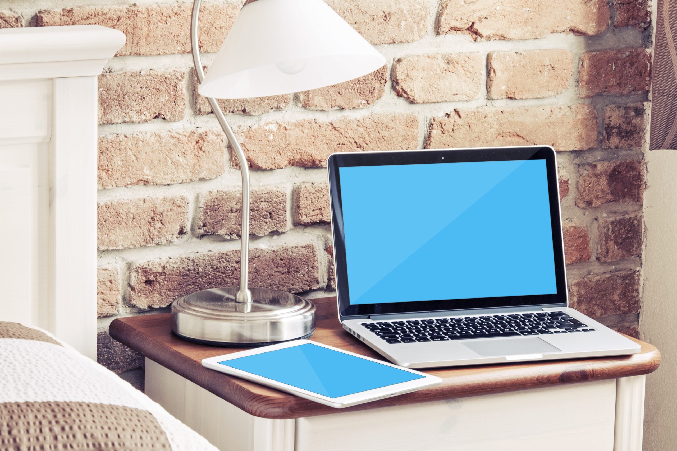 موکاپ لپ تاپ روی میز