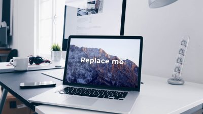 موکاپ لپ تاپ روی میز موکاپ لپ تاپ روی میز