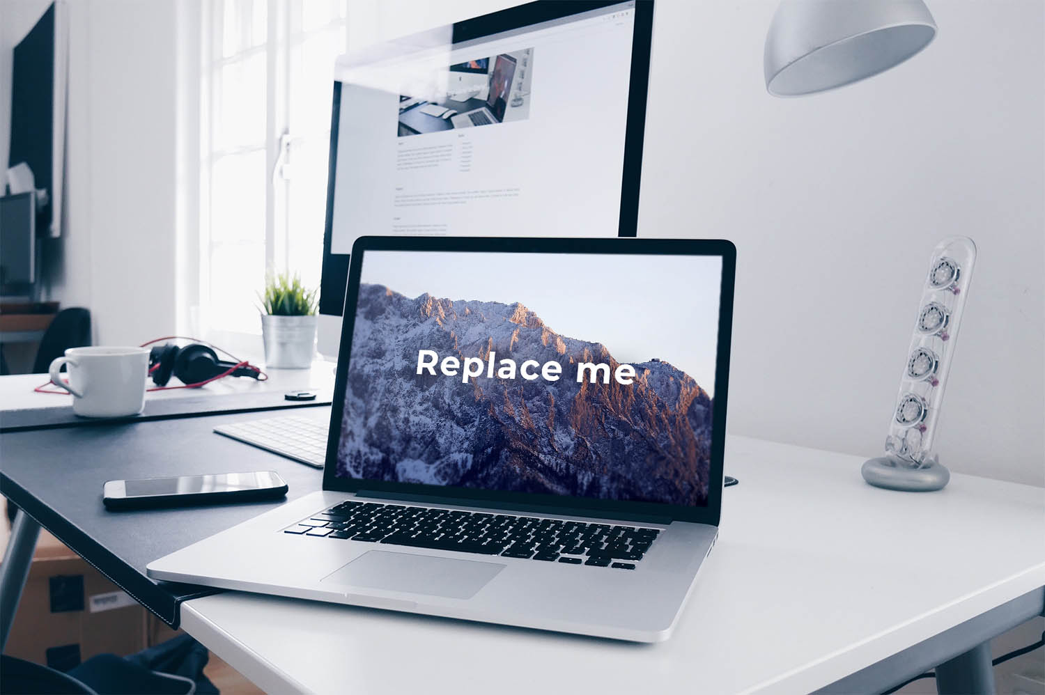 موکاپ لپ تاپ روی میز